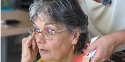 Christine accompagne une cliente lors d’une séance de coaching en image OSMOZE à Toulouse