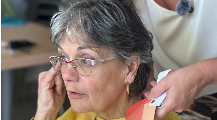 Christine accompagne une cliente lors d’une séance de coaching en image OSMOZE à Toulouse