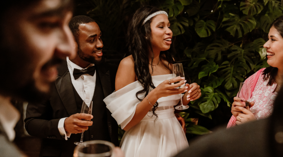 Invités échangeant lors d’une animation OSMOZE pendant un mariage