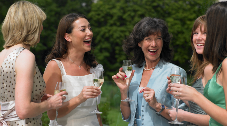 Invitées échangeant lors d’un événement convivial