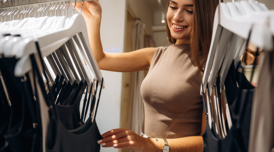 Conseillère de vente en boutique dans un environnement retail
