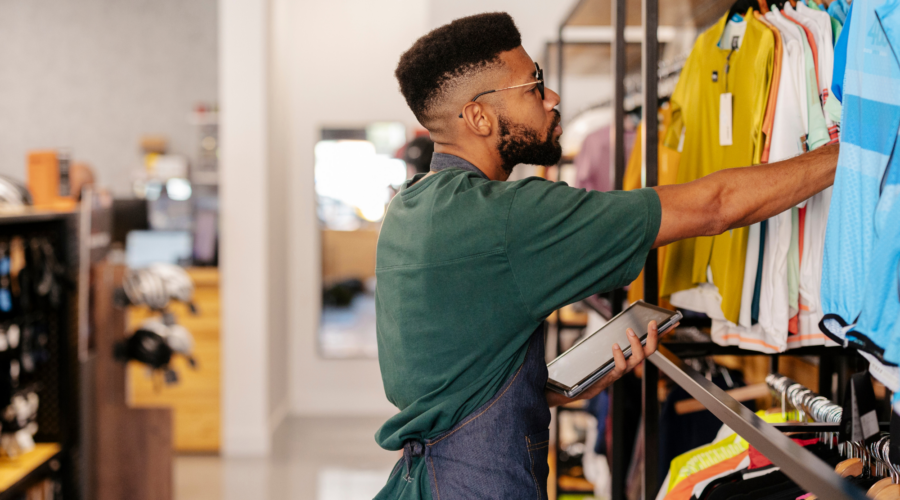 Collaborateur en point de vente travaillant sur les codes vestimentaires et la présentation