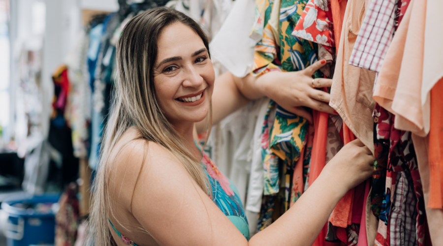 Conseillère en boutique accompagnant une cliente dans le choix de vêtements