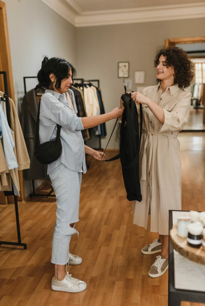 Conseillère en boutique accompagnant une cliente dans le choix de vêtements