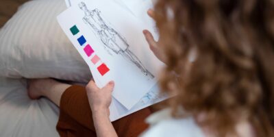Personne consultant des planches de couleurs lors d’une analyse de colorimétrie
