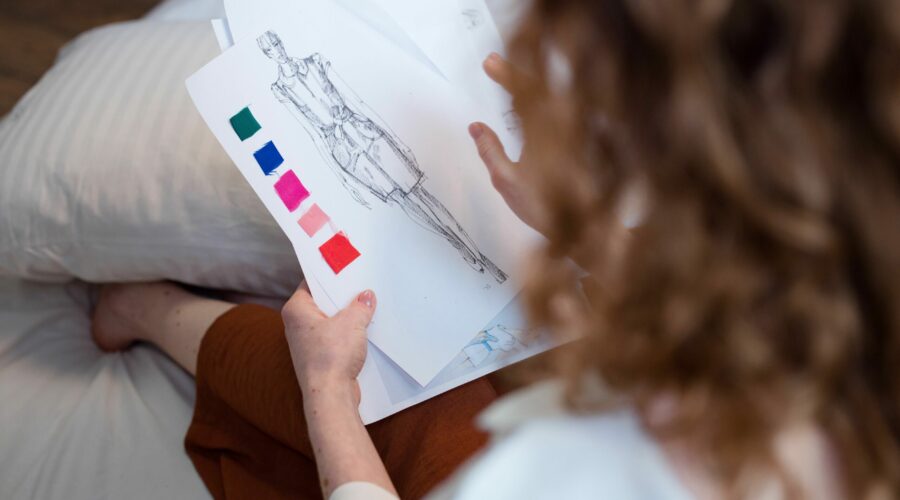 Personne consultant des planches de couleurs lors d’une analyse de colorimétrie