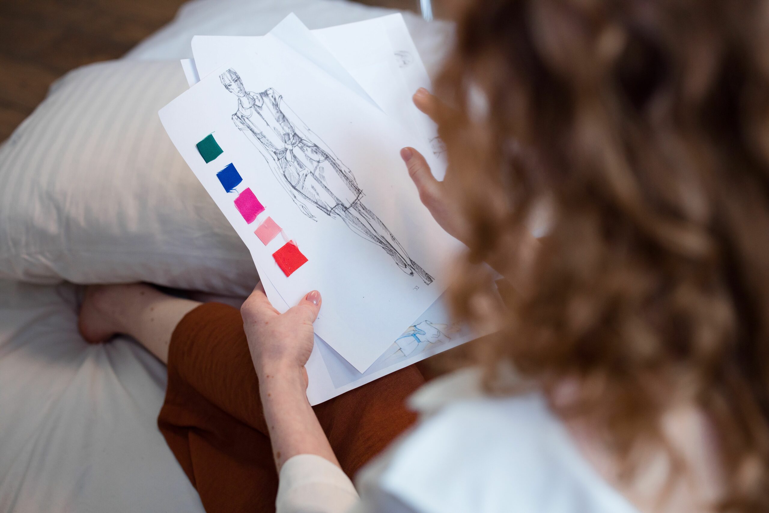Personne consultant des planches de couleurs lors d’une analyse de colorimétrie
