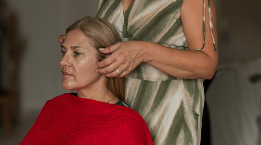 Femme accompagnée lors d’un conseil en image personnalisé