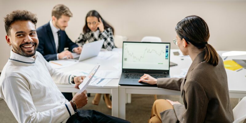 Équipe en réunion illustrant un accompagnement OSMOZE en entreprise